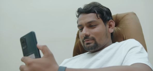Sem razgovara sa Pat na telefonu