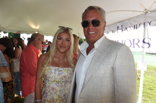 Piter Kuk sa suprugom Albom