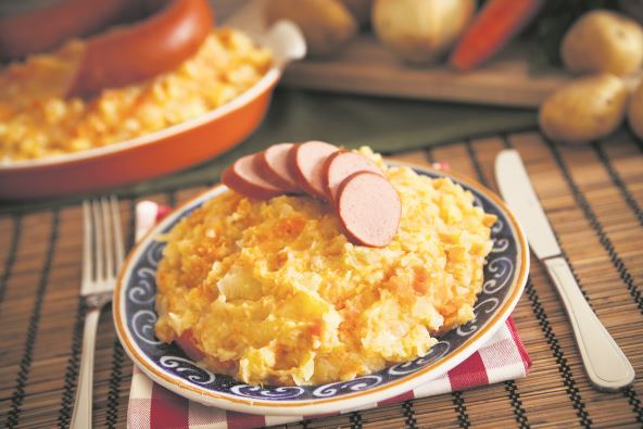 BUNDEVA stock-photo--hutspot-met-worst-a-traditional-dutch-dish-with-mashed-potatoes-carrots-onions-and-smoked-307918742.jpg