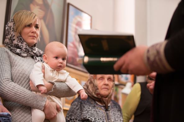 Majka, svekrva i mala devojčica - krštenje