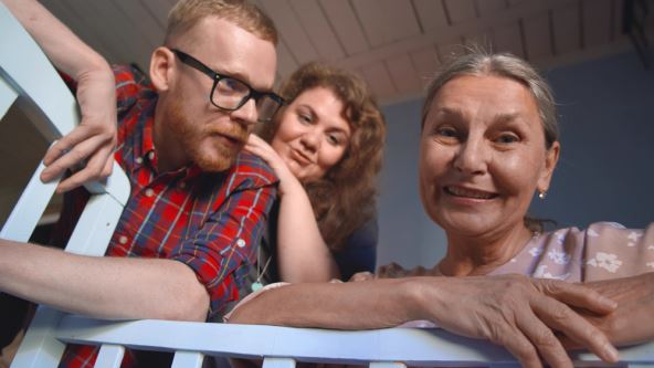 Sin i svekrva, bake pored krevetića