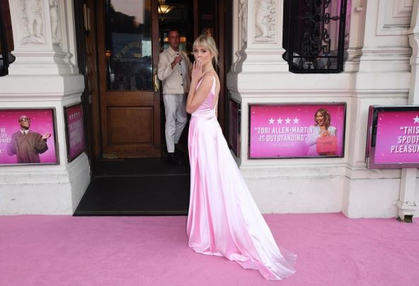 Dajana Vikers u roze haljini