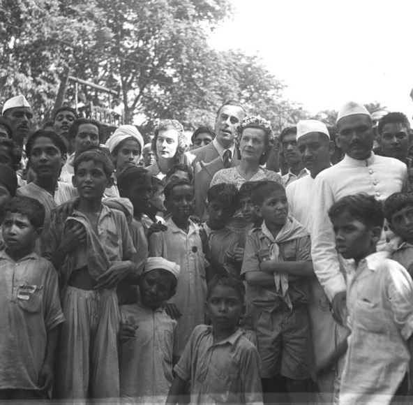 Luis-Mauntbaten sa suprugom u sirotištu sa decom (6).jpg