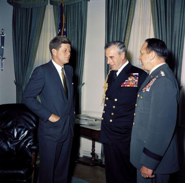 Luis-Mauntbaten sa Kenedijem(7).jpg