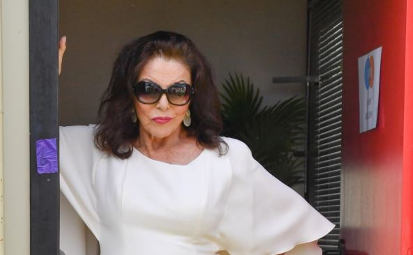 Džoan Kolins pred vratima