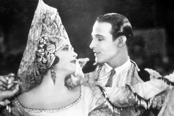 Rudolf Valentino sa ženom pleše