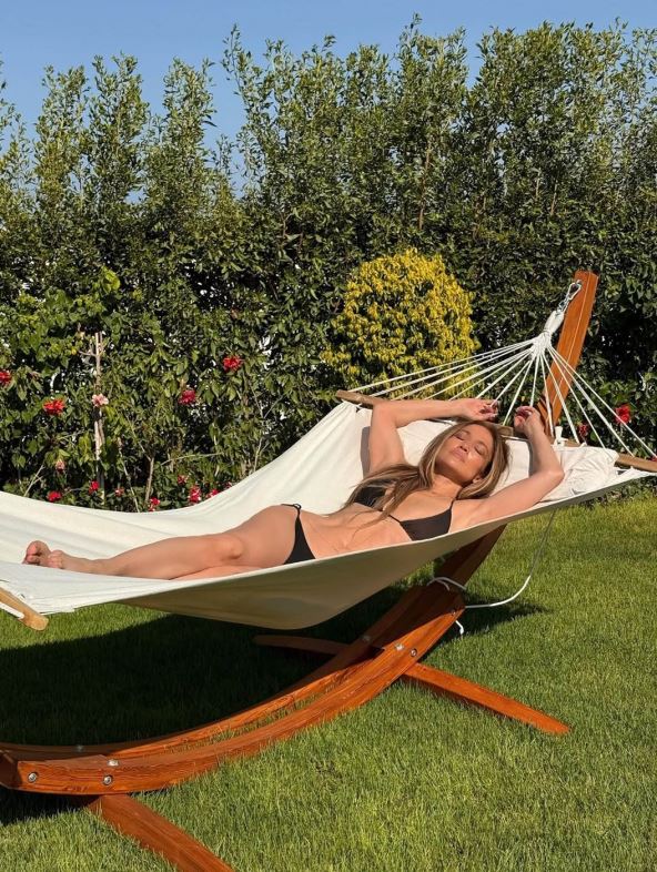 Dženifer Lopez na ležaljci u dvorištu uživa u suncu