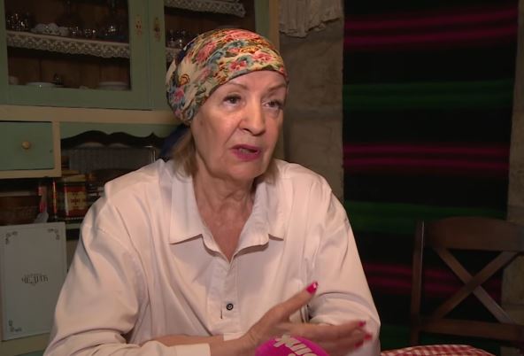 Lepa Lukić sa maramom na glavi