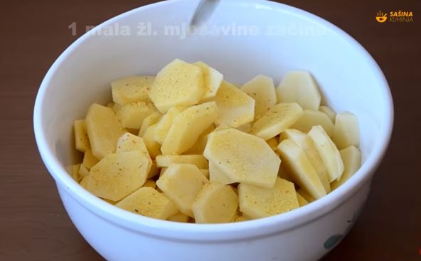 Krompir isečen na kriške