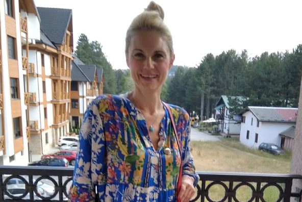 Zorica Karanović i šarenoj haljini