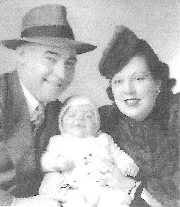 Džon Bauer Minoč kao beba sa roditeljima