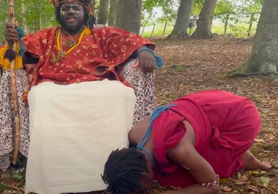 Poglavičina žena kleči