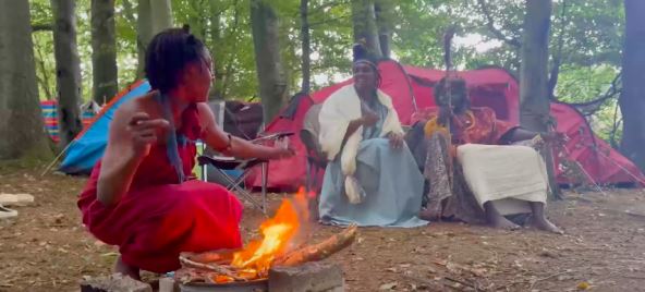 Poglavičine žene pevaju