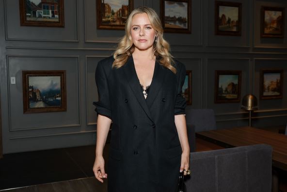 Ališa Silverston okružena slikama