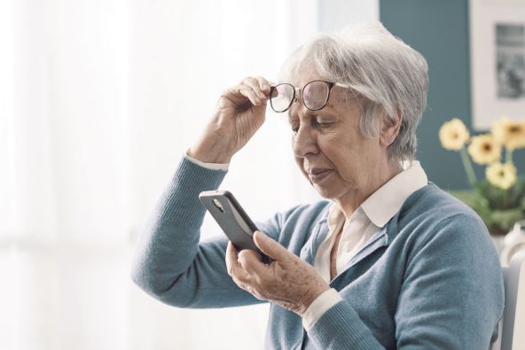 SIMPTOMI  stock-photo-senior-woman-having-vision-problems-she-can-t-read-the-messages-on-her-smartphone-1926698984.jpg