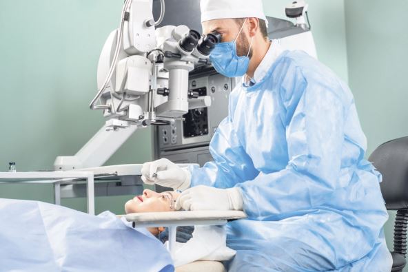 NEMA PREVENCIJE LEK JE OPERACIJA  stock-photo-surgeon-operating-eye-of-female-patient-using-surgical-microscope-at-the-operating-room-514834963.jpg