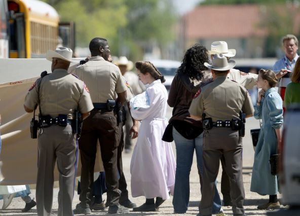 Policija na imanju Vorena Džefsa