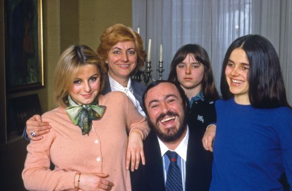 Lučano Pavaroti sa suprugom i ćerkama