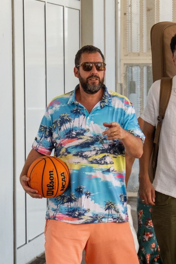 Adam Sendler sa loptom u rukama