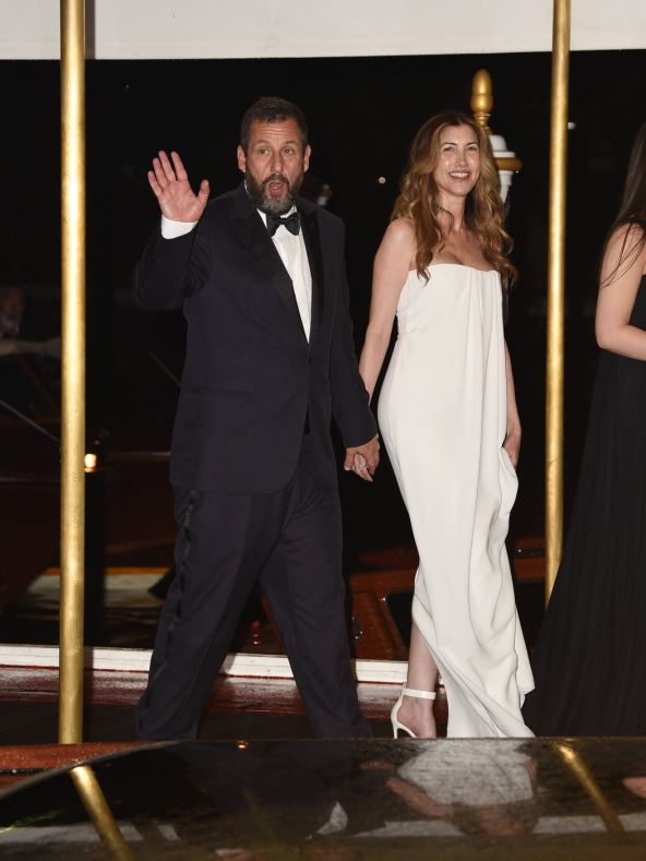 Adam Sendler sa ženom na Venecijanskom filmskom festivalu 2025. godine