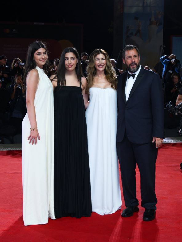 Adam Sendler sa porodicom na Venecijanskom filmskom festivalu 2025.