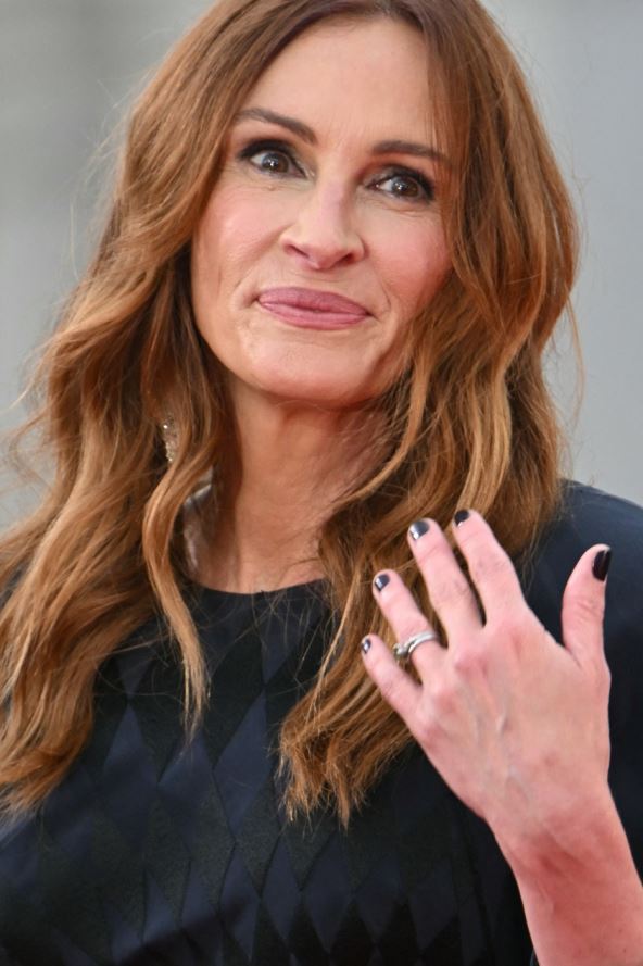 dzulija-roberts-u-crnoj-haljini (3).jpg