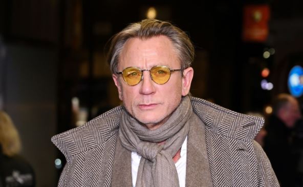 Danijel Krejg šeta ulicom sa naočarima