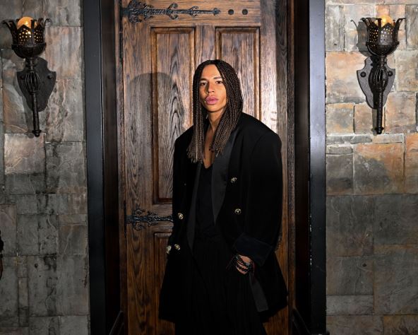 Olivije Rusten pozira za fotografisanje