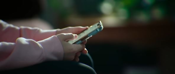 Lorin Likari gleda u telefon