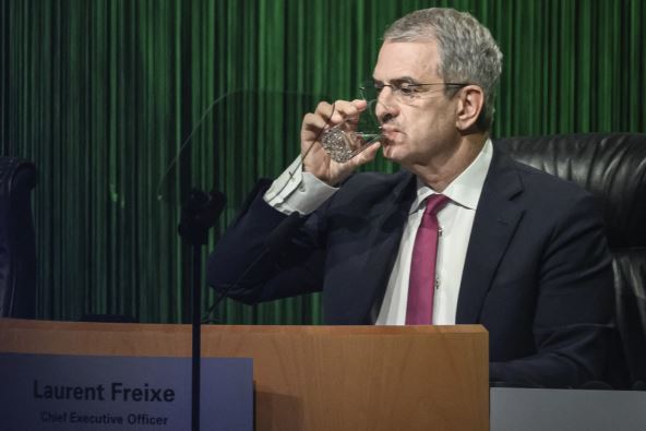 Loran Freks pije vodu