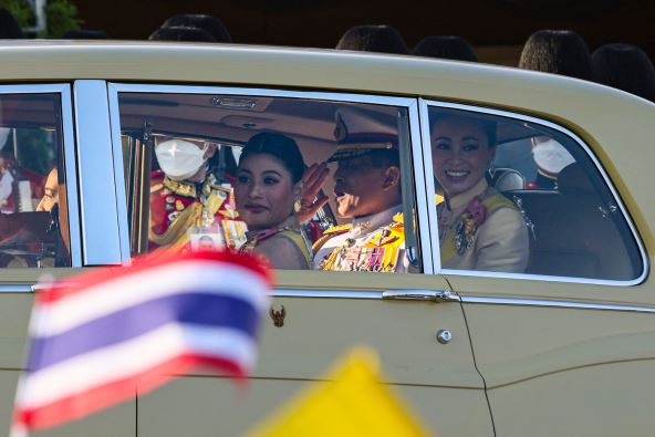 Kralj Rama X u automobilu