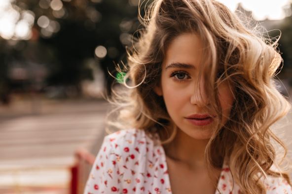 Plavuša gleda direktno u kameru