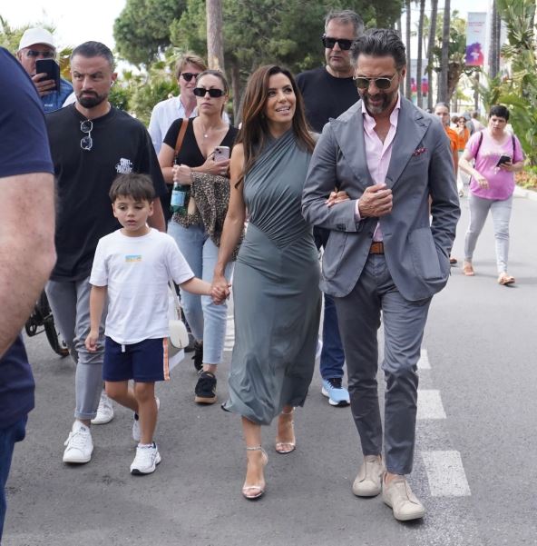 Eva Longorija sa suprugom i sinom na ulici