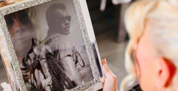 Majka Džordana Moreja drži njegovu sliku u rukama