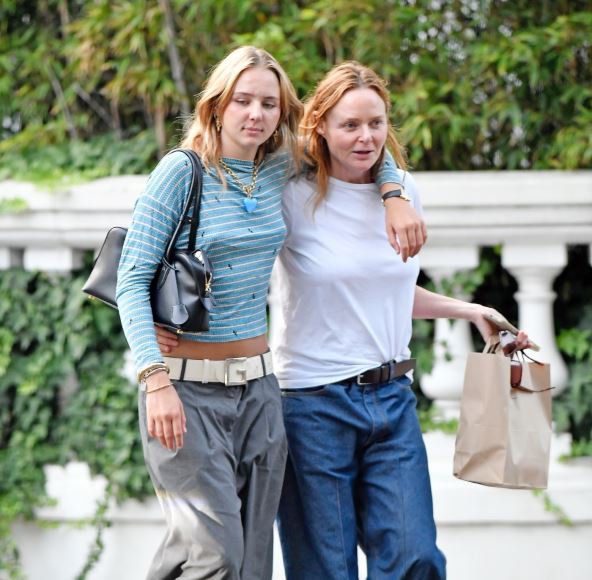 Stela Makartni sa ćerkom