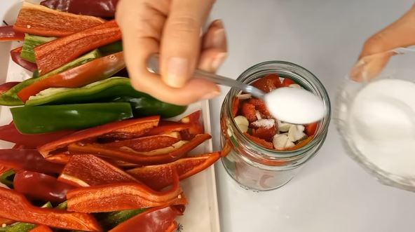 paprike filetirane sa belim lukom.jpg