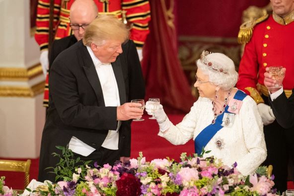 Donald-i-Melanija Tramp-sa-kraljevskom-porodicom (1).jpg
