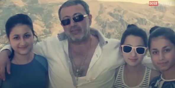 Otac monstrum sa ćerkama.png