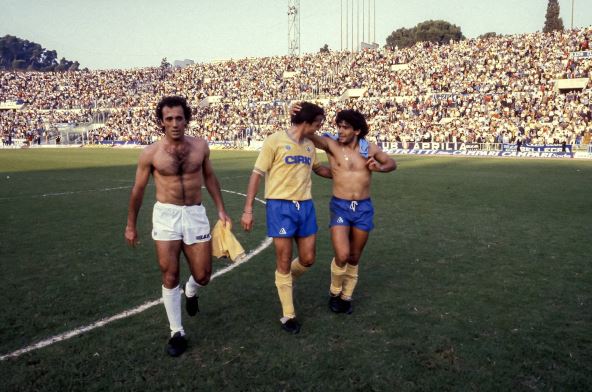 Maradona na stadionu proslavlja