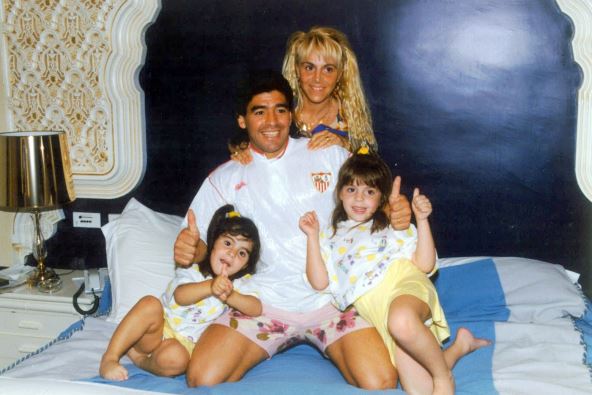 Maradona sa ćerkama i Klaudijom