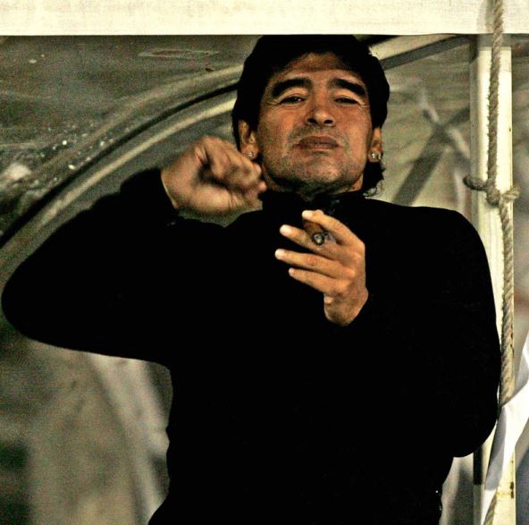 Maradona puši tompus