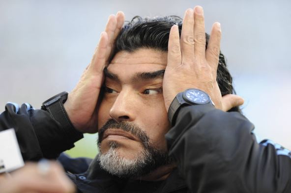 Dijego Maradona se hvata za glavu