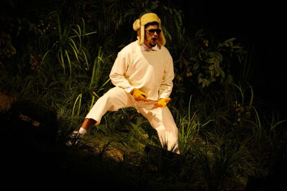 Bed Bani nastupa na koncertu.