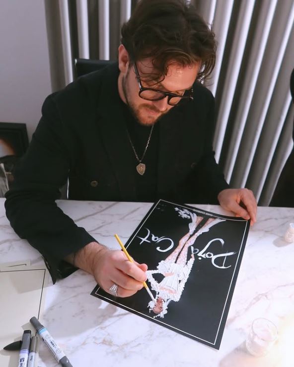 Amor Garibović kreira skicu za Doju Cat