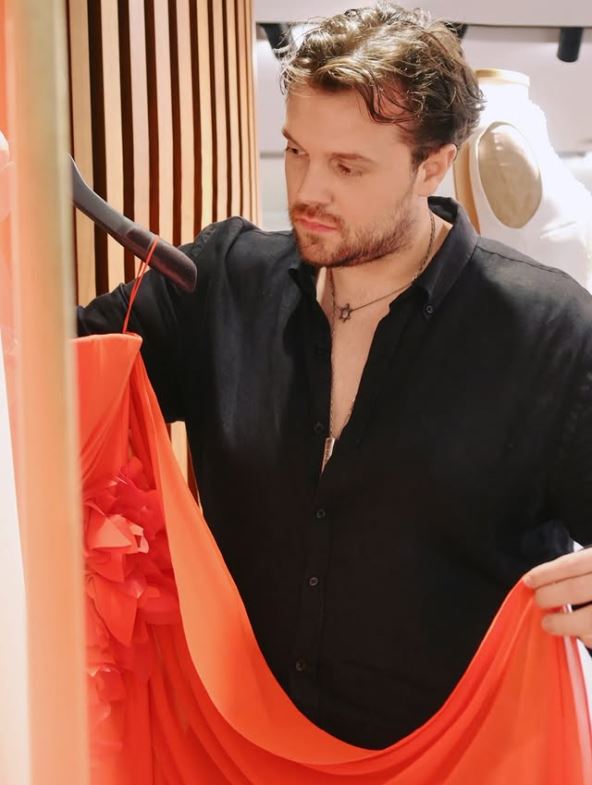 Amor Garibović drži haljinu