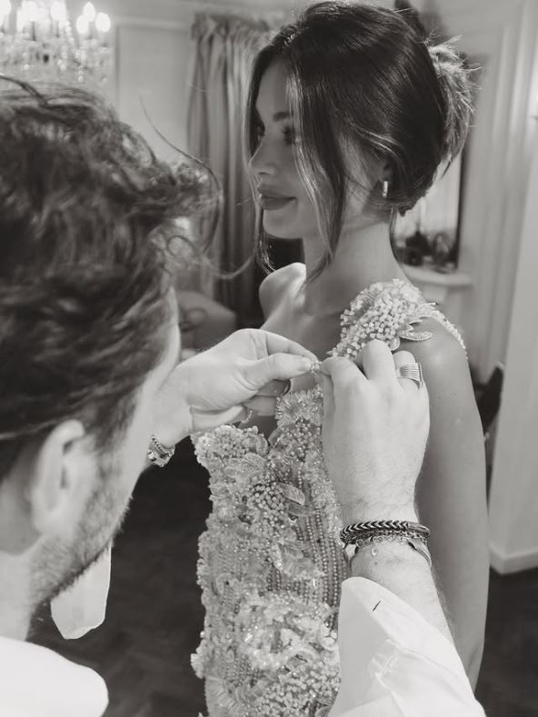 Amor Garibović ušiva haljinu klijentkinji