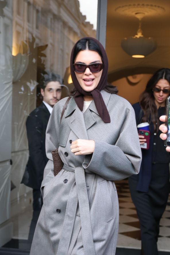 Kendal Džener izlazi iz butika Skjapareli