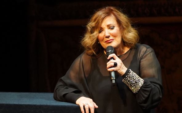 Tereza Kesovija peva