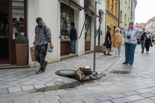 SPOMENIK KOJI RAZBIJA MONOTONIJU  stock-photo-bratislava-slovakia-july-photo-shows-people-watching-the-artistic-statue-cumil-2657305671.jpg
