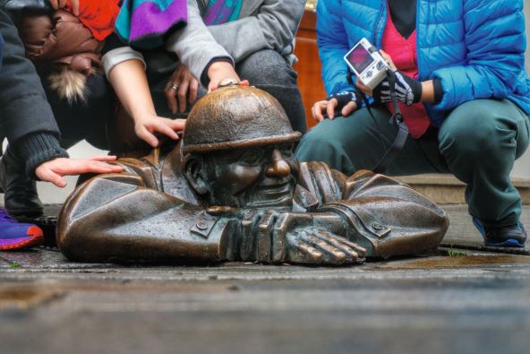 ISPUNJAVA ZELJE ALI POD JEDNIM USLOVOM  stock-photo-bratislava-slovakia-november-tourists-with-bronze-sculpture-of-cumil-bratislava-410393521.jpg